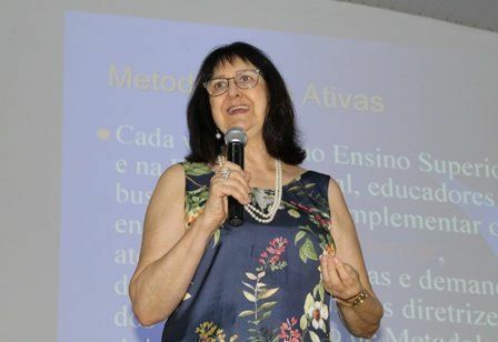 Profa. Neusi Berbel estimula docentes da Ufam a adotarem as metodologias ativas no ensino.